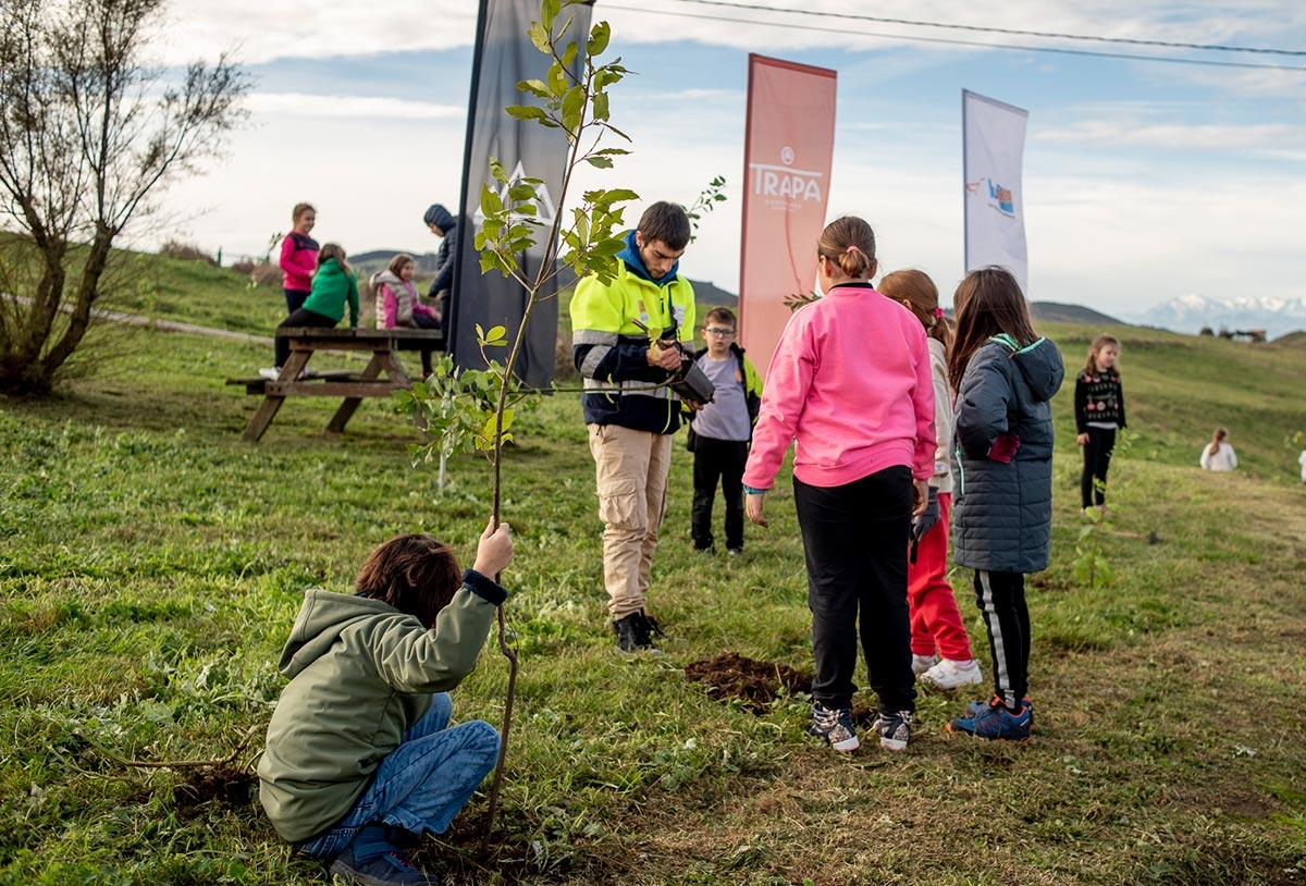 CHOCOLATES TRAPA Y LUPA SUPERMERCADOS REFORESTAN SUANCES (CANTABRIA) CON LA PLANTACIÓN DE 2.000 ÁRBOLES