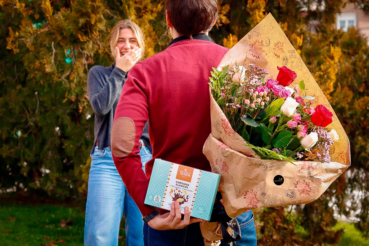 FLORES Y BOMBONES POR SAN VALENTÍN: CHOCOLATES TRAPA E INTERFLORA ENVÍAN EL MENSAJE MÁS DULCE