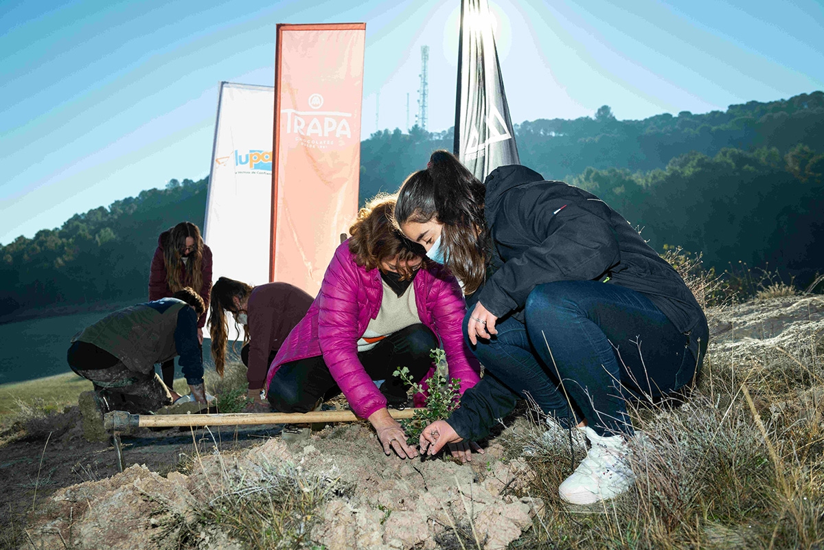 CHOCOLATES TRAPA Y LUPA SUPERMERCADOS REFORESTAN LA CAÑADA REAL LEONESA EN VILLAMURIEL DE CERRATO (PALENCIA)